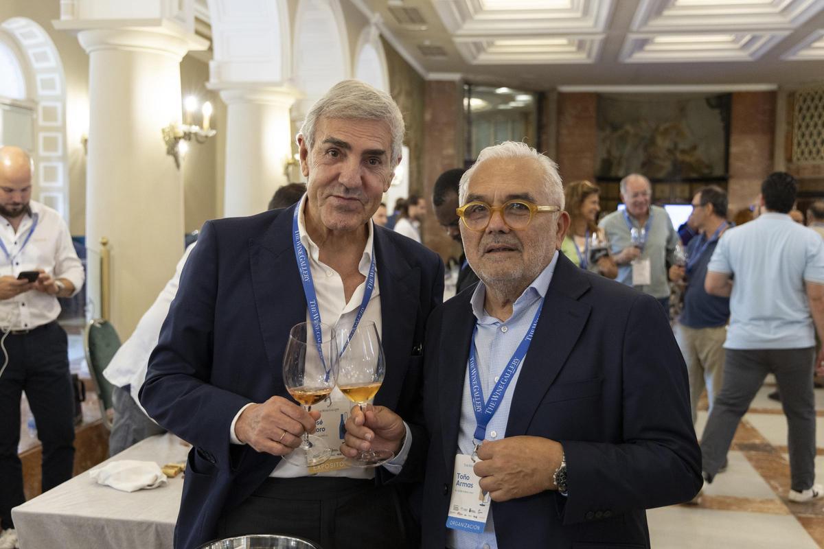 Moro, junto a Toño Armas en The Wine Gallery.