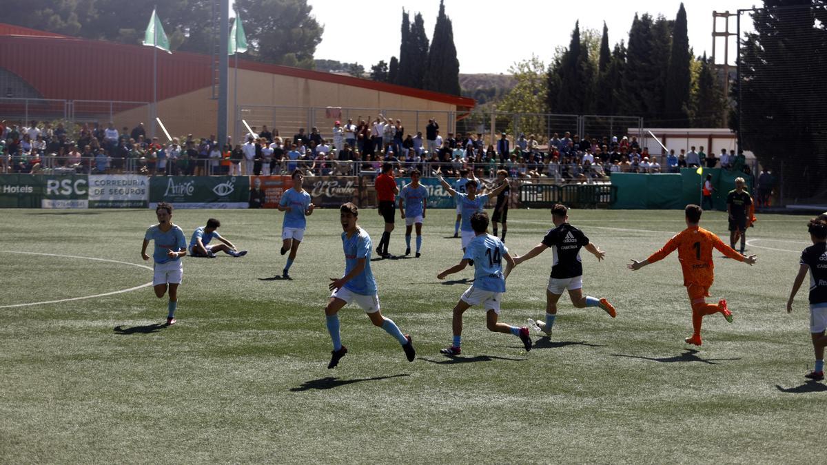 Los jugadores del Celta festejan tras el pitido final el triunfo en el Torneo Cesaraugusta.