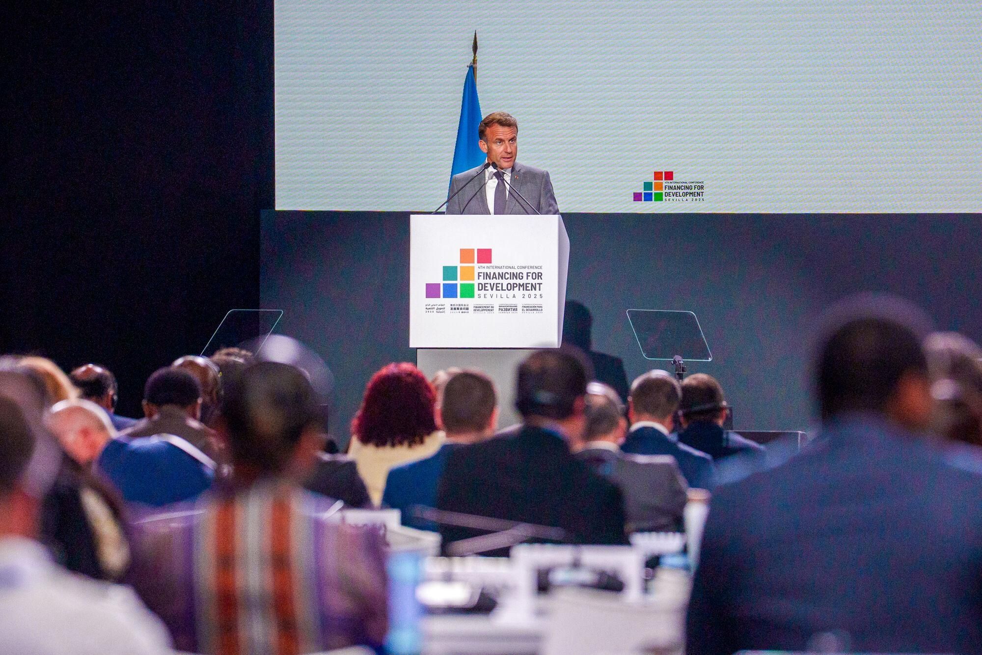 El presidente de la República Francesa, Emmanuel Macron,  durante su intervención. A 30 de junio de 2026 en Sevilla, Andalucía (España). El presidente de la República Francesa, Emmanuel Macron, participa con una intervención destacada en el marco de la IV Conferencia Internacional sobre la Financiación para el Desarrollo de Naciones Unidas, abordando los desafíos globales en materia económica y de cooperación internacional. 30 JUNIO 2025 Francisco J. Olmo / Europa Press 30/06/2025. EMMANUEL MACRON;Francisco J. Olmo;