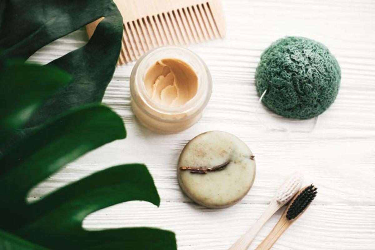 Champú sólido, pasta de dientes eco en tarro reutilizable y cepillos de bambú, la alternativa sostenible a los productos de aseo "tradicionales"