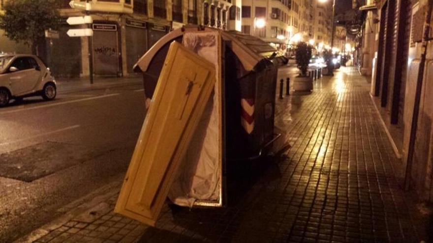 El ataúd estaba abandonado en la calle San Vicente.