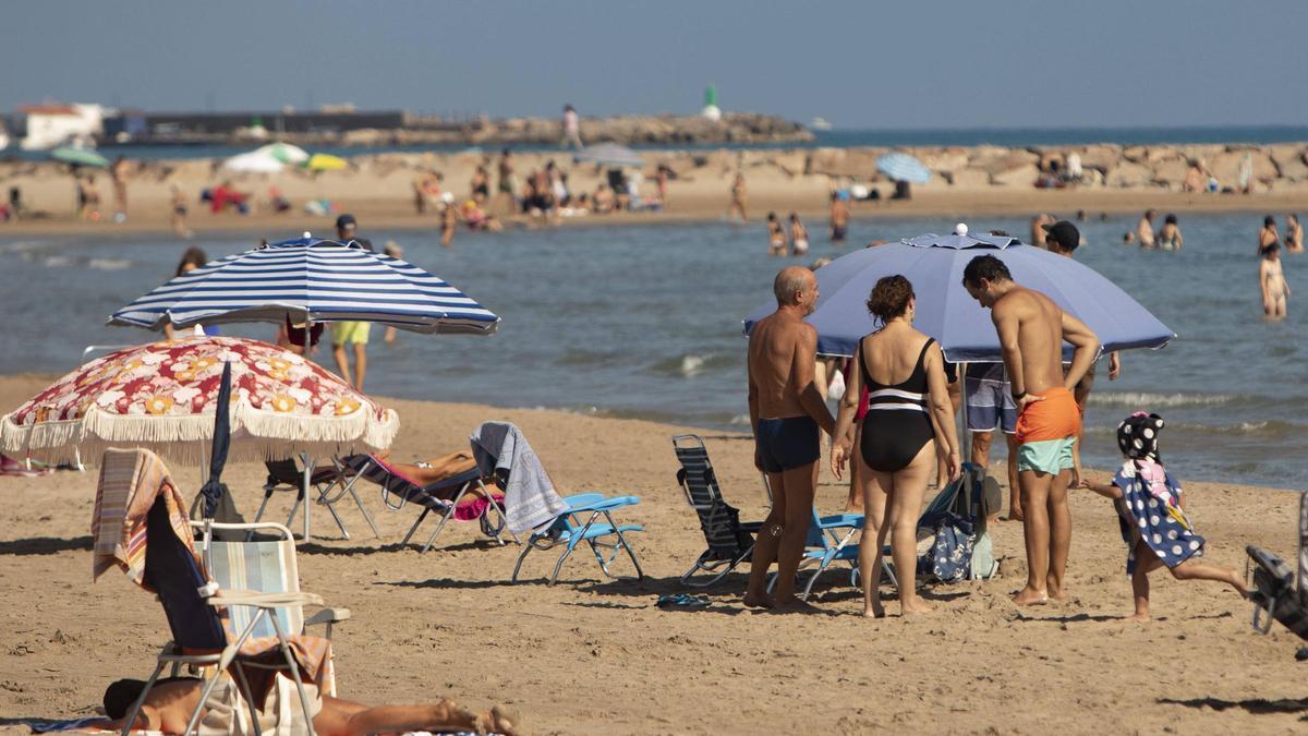 Afluencia masiva a la playa del Port durante el reciente puente.