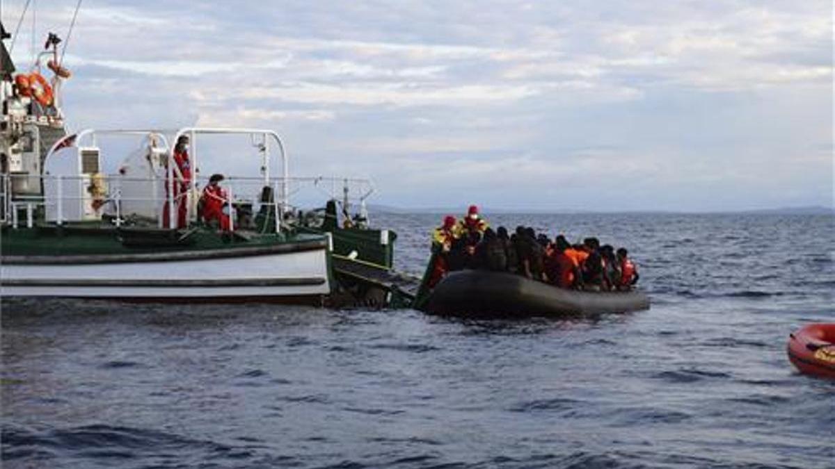 Una embarcación de Frontex recoge de una embarcación a un grupo de refugiados en el Egeo.