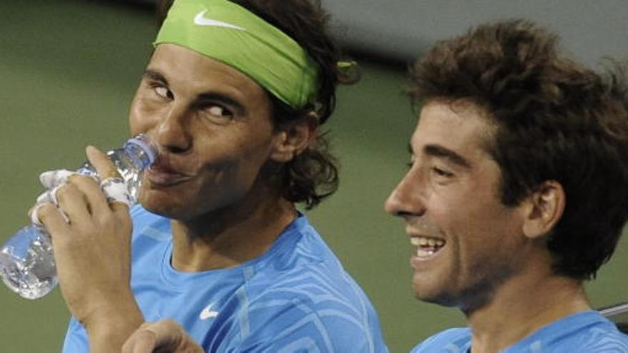 Rafa Nadal habla con su Marc López.