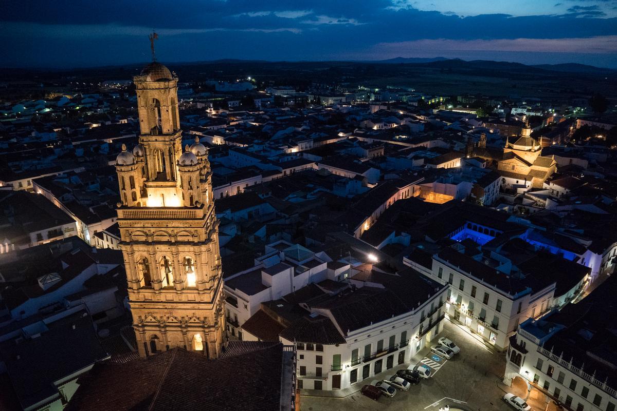 Panorámica de Llerena de noche.