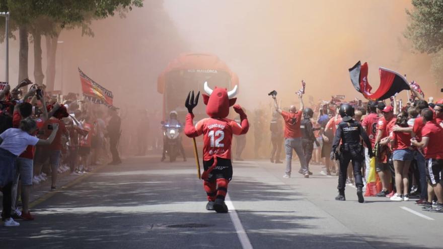 Wenn es gut läuft, kommen die sonst so zurückhaltenden Mallorquiner auch mal aus sich raus. Hier empfangen die Fans die Spieler von Real Mallorca vor dem Aufstiegsspiel 2022.