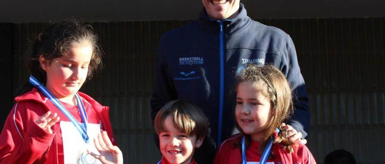 carles marco, en el loyola. El técnico del Unión Financiera (en la foto) entregó ayer los premios de la carrera solidaria ITAKAK, que se celebró en las fiestas del colegio Loyola para recaudar fondos para las becas de comedor.