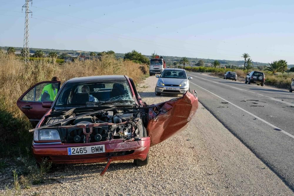 Un camión vuelca en la carretera de La Marina