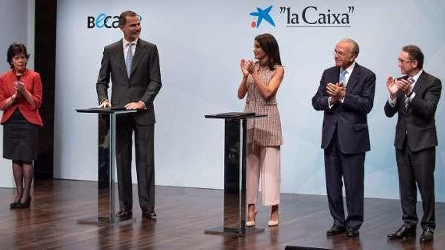 Los Reyes; el presidente de la Fundación &quot;la Caixa&quot;, Isidro Fainé; el director general, Jaume Giró, y la ministra de Educación, Isabel Celaá.
