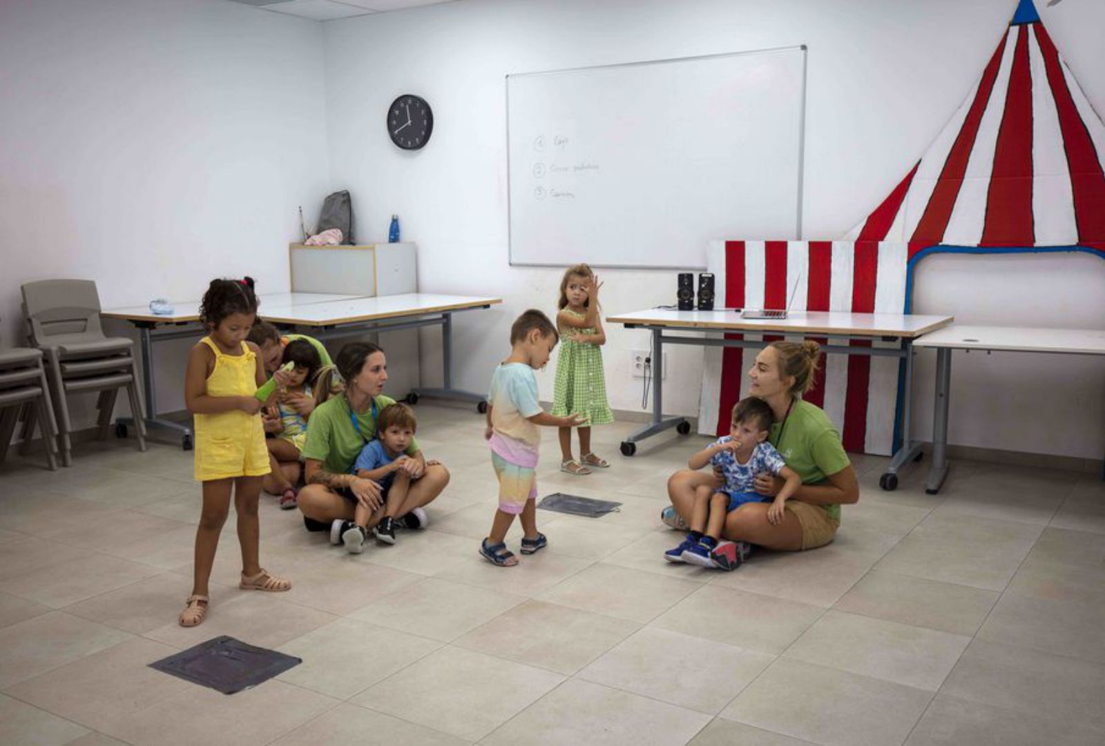 Diferentes momentos de las actividades desarrolladas ayer en la escuela de verano de Amadiba, visitada ayer por Patricia Gómez.