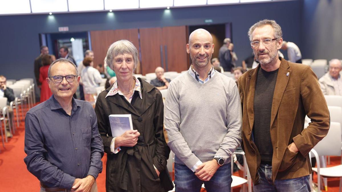 Por la izquierda, Mario Bango, Caroline Lamarche, Alfonso García Rodríguez y Ricardo Menéndez Salmón, ayer, en el Club Prensa Asturiana de LA NUEVA ESPAÑA. | Miki López