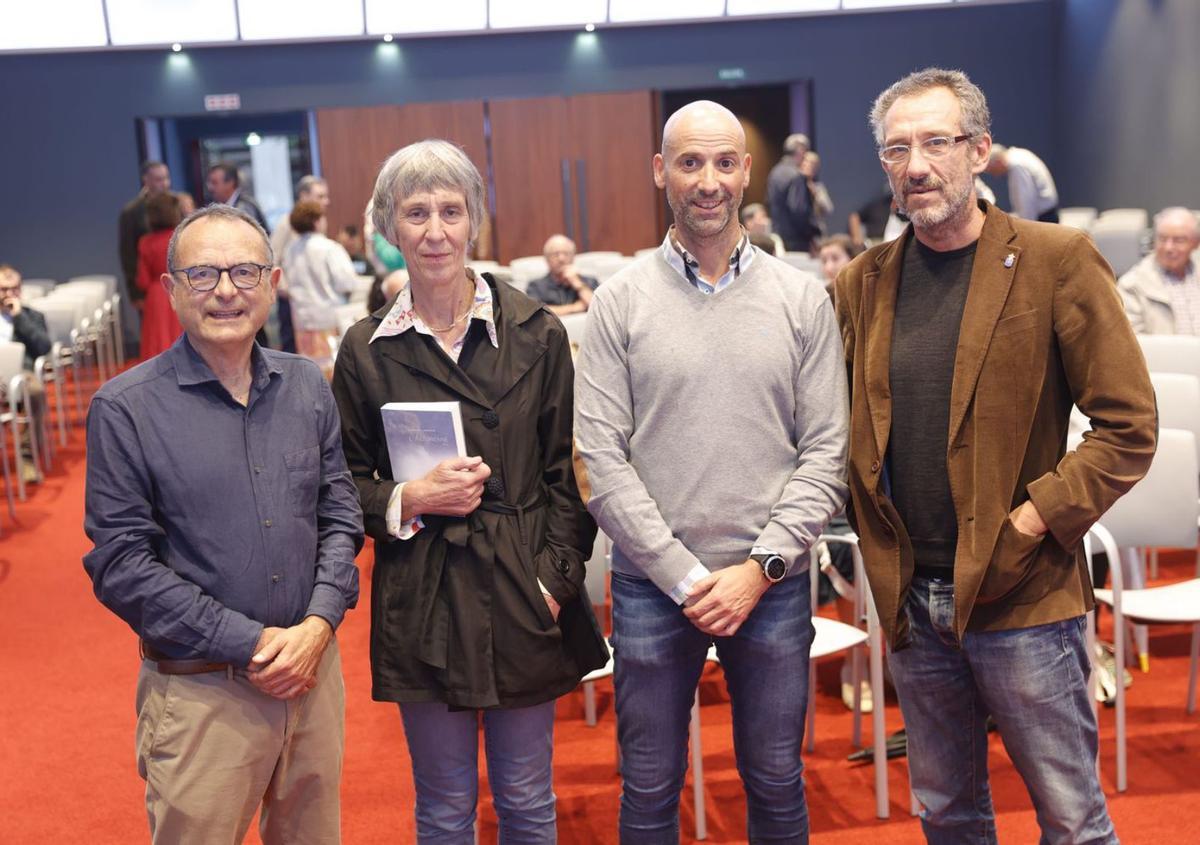 Por la izquierda, Mario Bango, Caroline Lamarche, Alfonso García Rodríguez y Ricardo Menéndez Salmón, ayer, en el Club Prensa Asturiana de LA NUEVA ESPAÑA. | Miki López