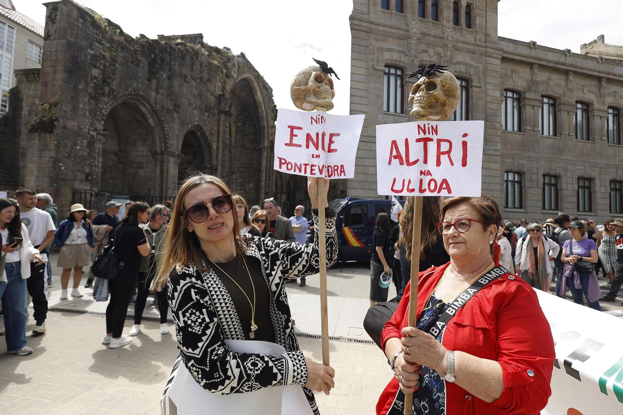 Miles de gallegos marchan de Pontevedra hasta Lourizán en protesta por las celulosas de Ence y Altri