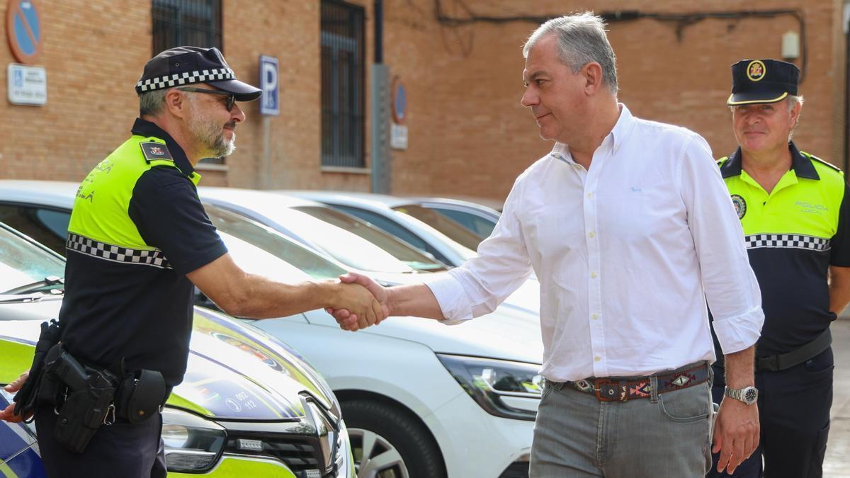 El alcalde de Sevilla saludando a un policía local en una foto de archivo