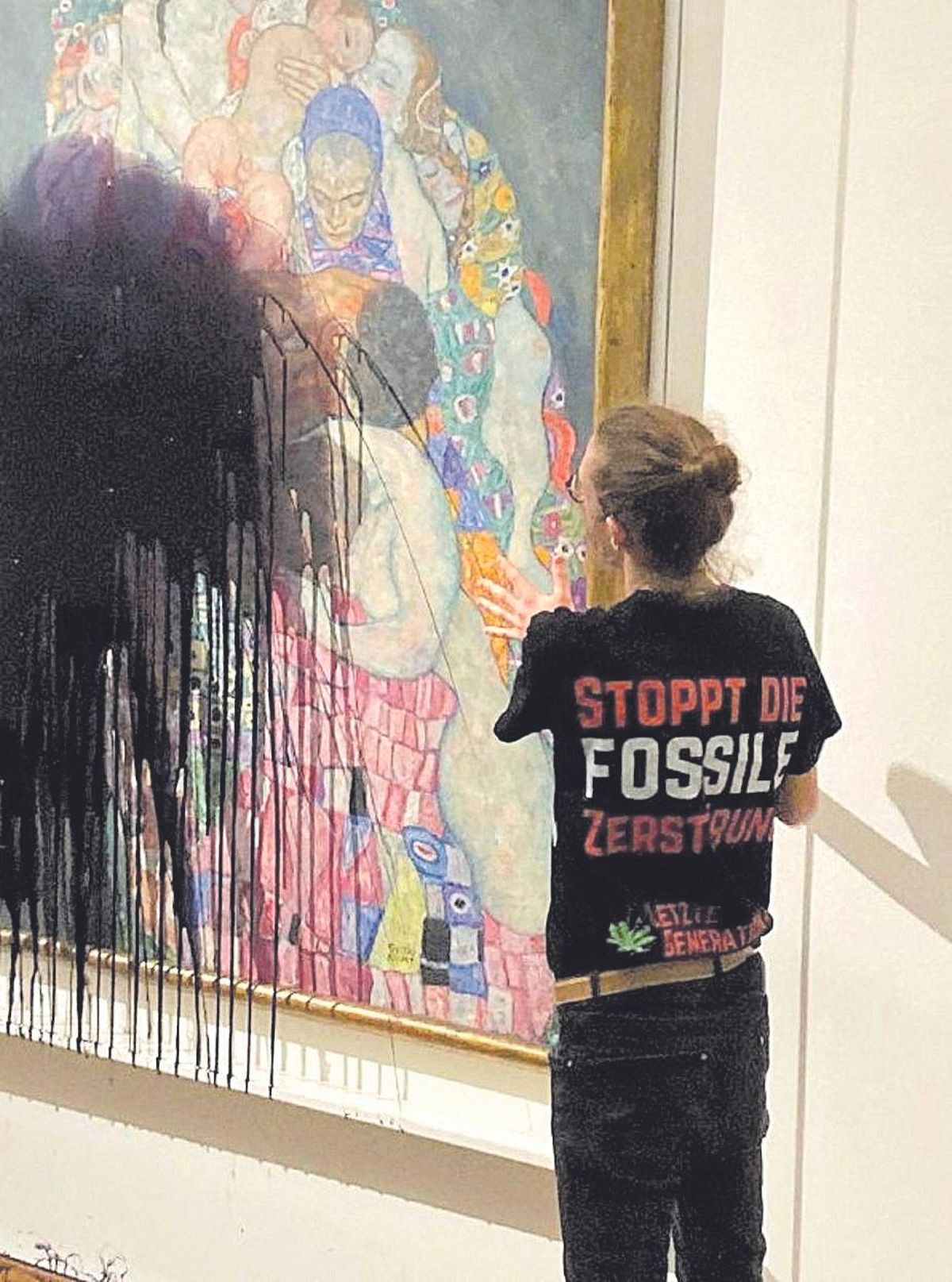 Uno de los activistas que arrojó petróleo contra ‘Muerte y vida’ de Gustav Klimt el pasado 15 de noviembre en un museo de Viena.