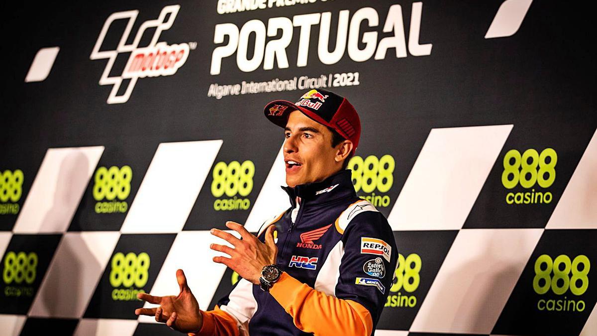 Márquez da explicaciones en la rueda de prensa de Portimao. |  // EFE