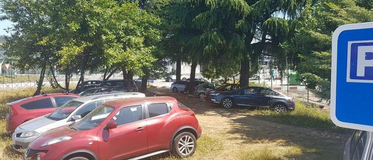 Coches aparcados en el &quot;leira parking&quot; improvisado en terrenos del aeropuerto de Peinador. // Alberto Blanco