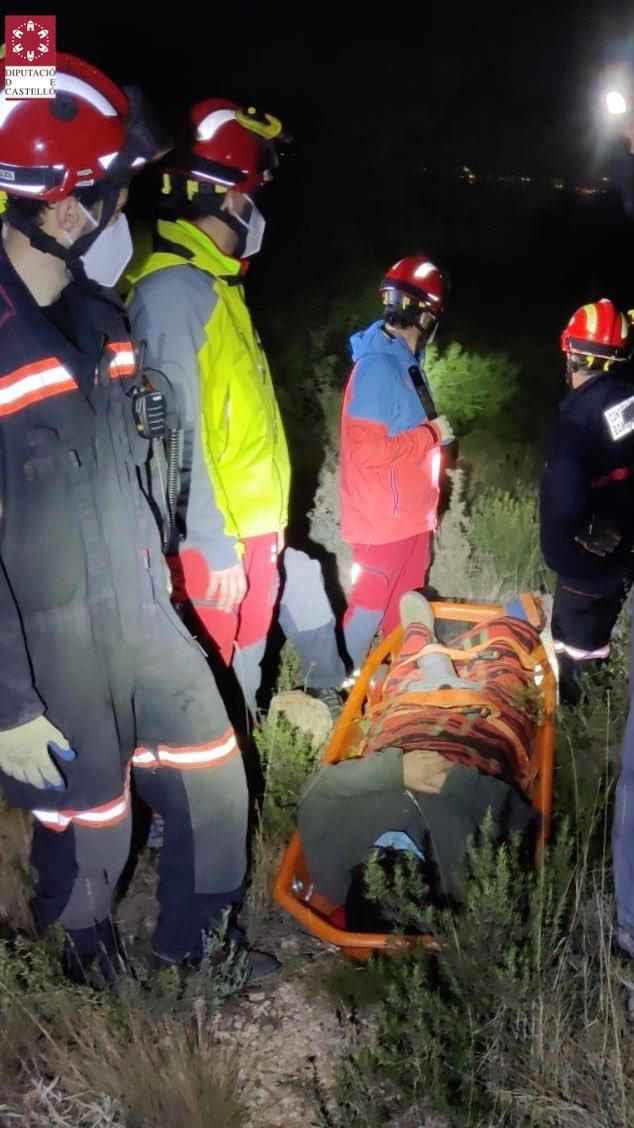 Momento en el que los bomberos inmovilizan al cazador accidentado.