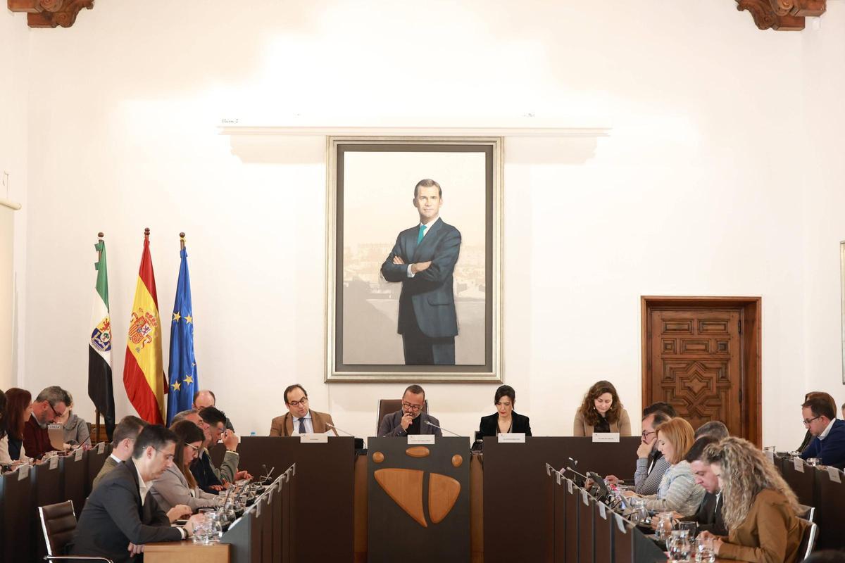 La mejora de la vida en las zonas rurales como protagonista del pleno en la Diputación de Cáceres