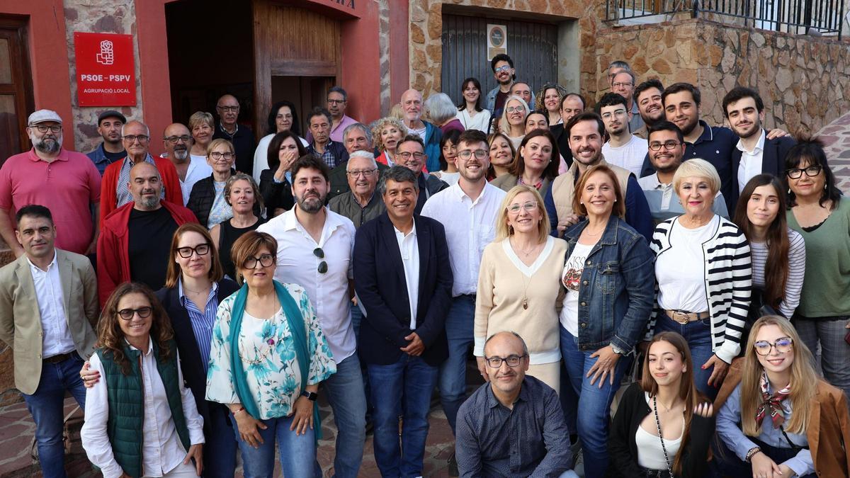 El candidato Borja Martínez, entre la alcaldesa de Serra y el alcalde de Olocau.