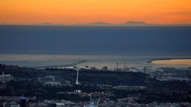 Seltener Anblick: Serra de Tramuntana von Barcelona aus gesehen