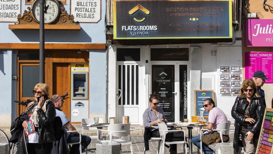 Una terraza llena de turistas en València, en una imagen de archivo. La hostelería es uno de los negocios más castigados por el estado de alarma.