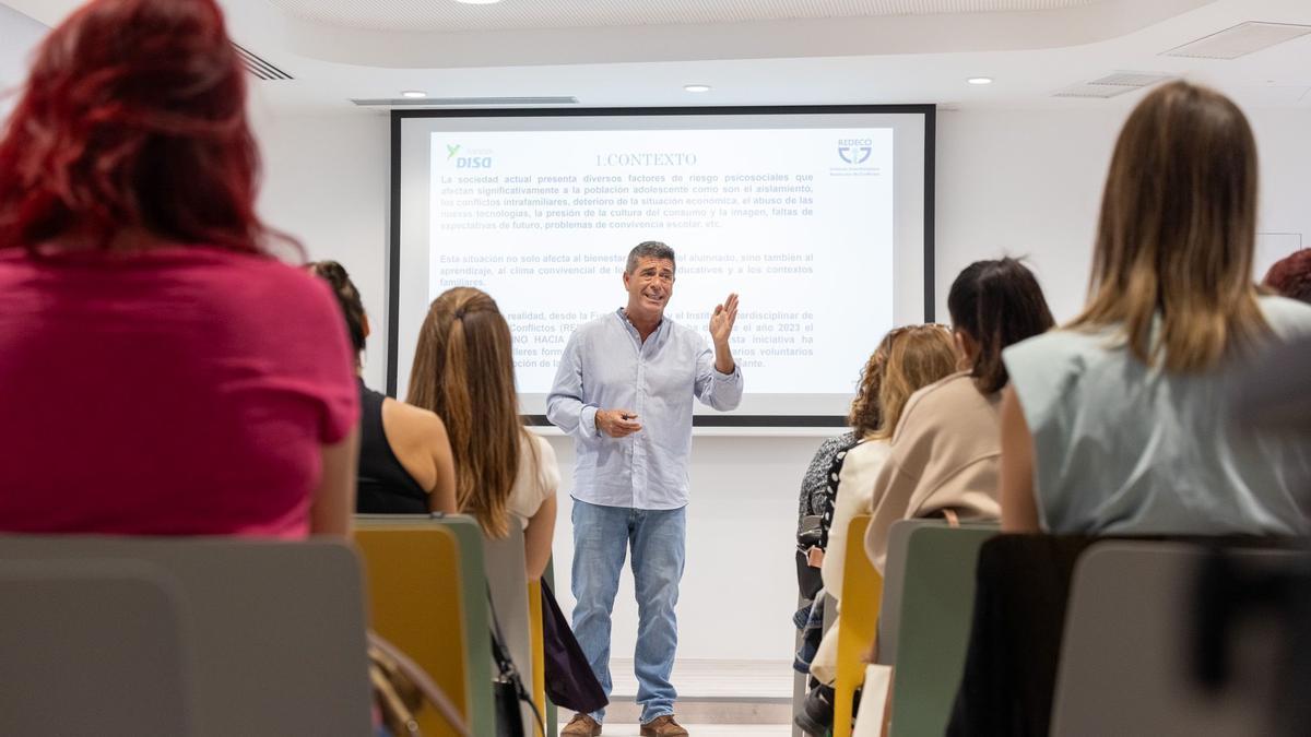 Raúl Saavedra, director Instituto Interdisciplinar de Resolución de Conflictos (Redeco) durante la presentación de los resultados del estudio 'Salud emocional en el alumnado adolescente de Gran Canaria'.