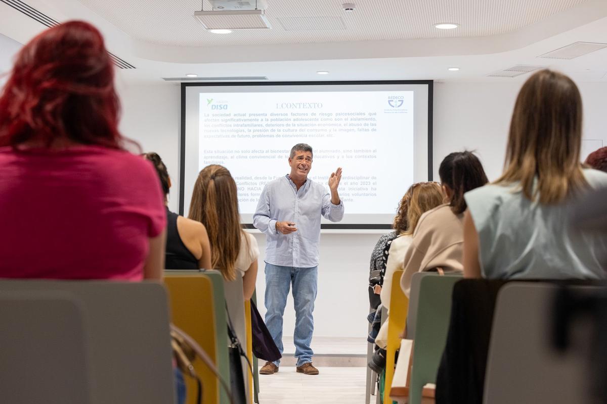 Raúl Saavedra, director Instituto Interdisciplinar de Resolución de Conflictos (Redeco) durante la presentación de los resultados del estudio 'Salud emocional en el alumnado adolescente de Gran Canaria'.