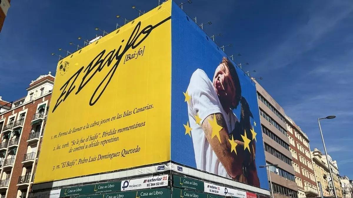 El artista canario ha sorprendido a sus fans con una gran lona amarilla en un edificio de Fuencarral en Madrid