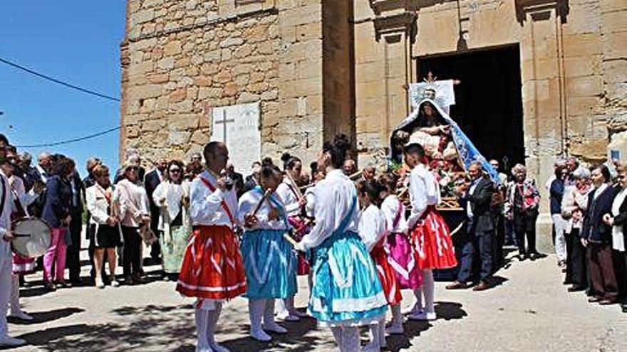 Salida de la Virgen de la iglesia.