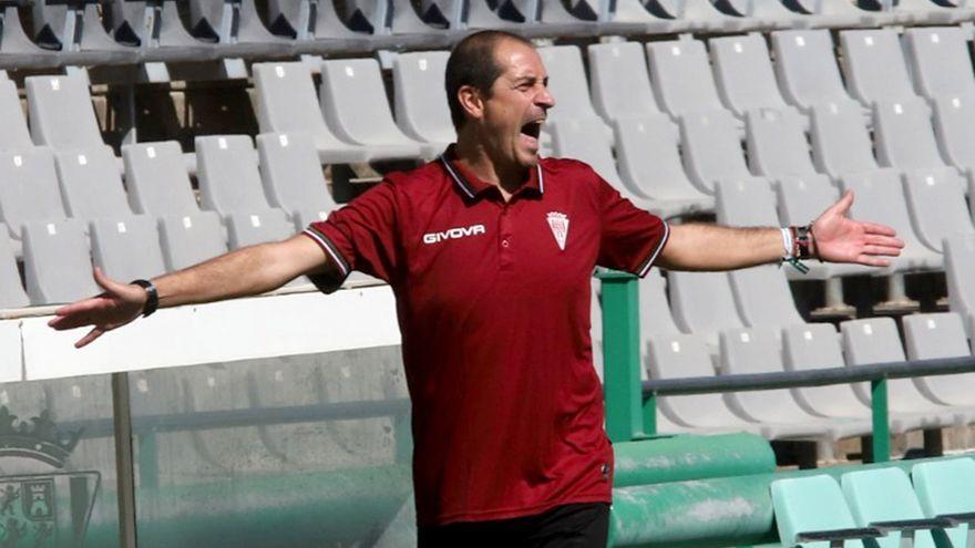 Diego Caro, en la banda de El Arcángel durante el encuentro del Córdoba B ante el Recreativo, esta temporada.