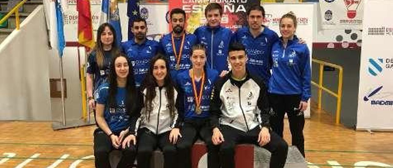 Alberto Zapico y Lorena Uslé, con la medalla, con sus compañeros del Ovida Bádminton Oviedo.