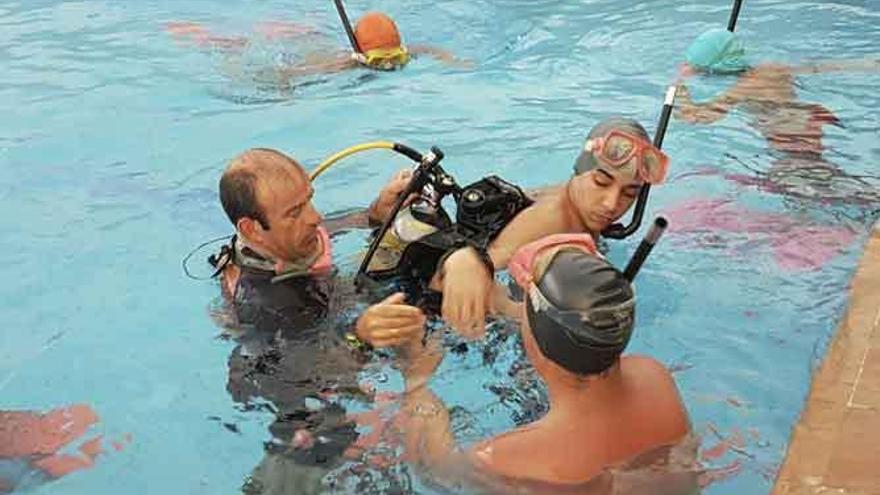 Un monitor coloca un bomba de oxígeno a uno de los participantes.