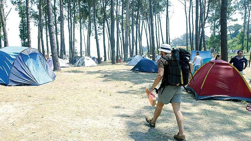 Un turista se dirige a la zona de acampada de Cíes