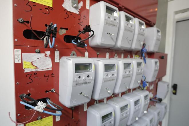 Explota un contador eléctrico que tenía la luz pinchada en un edificio de viviendas de Badalona