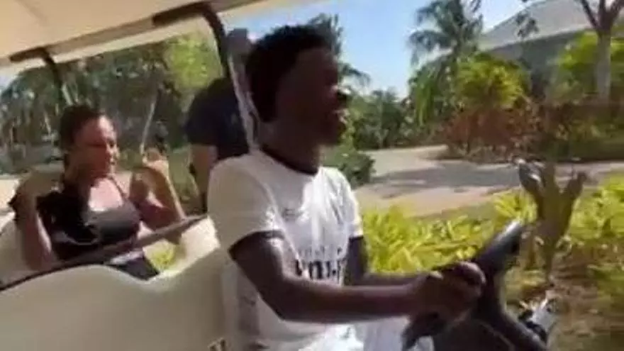 Vinicius descarrila un carrito de gol durante sus vacaciones