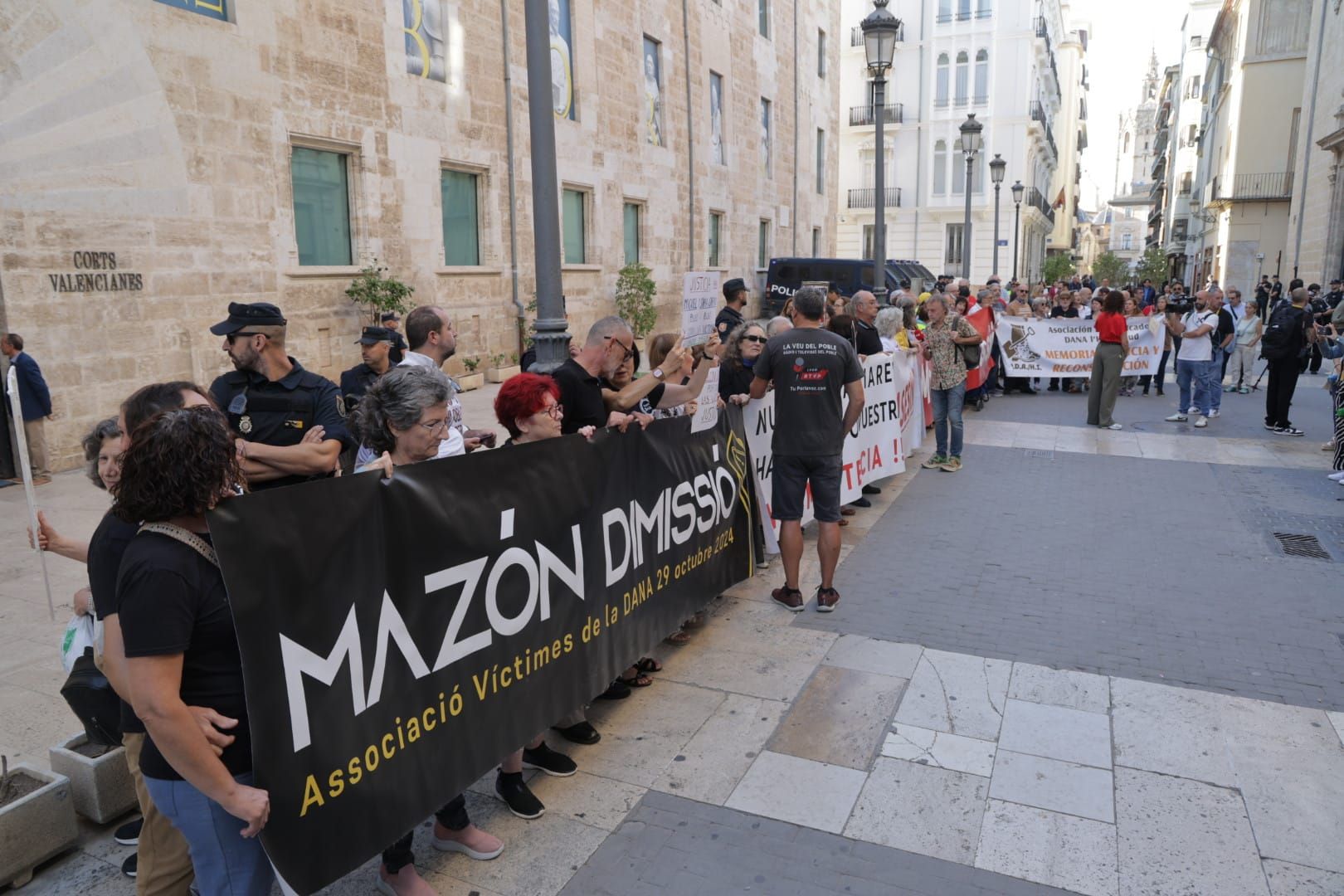 Los familiares de las víctimas de la dana protestan contra Mazón en la puerta de les Corts