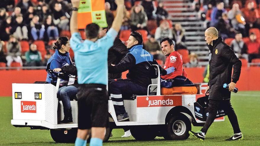 Juan Rodríguez sale en camilla del terreno de juego el domingo contra el Cádiz.