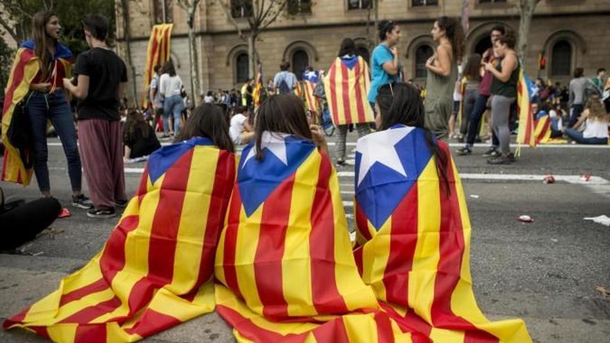 Varios jóvenes se manifiestan en la calle con esteladas.