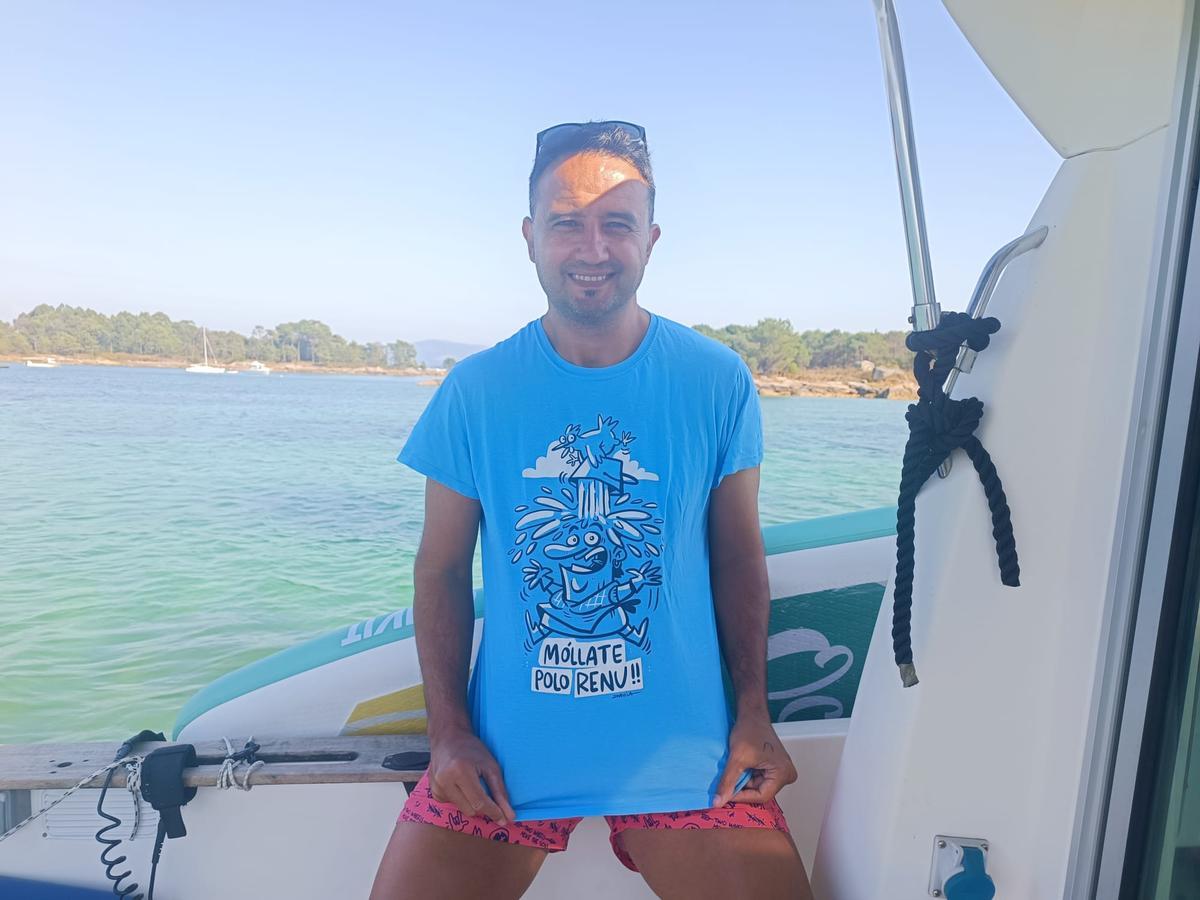 Antonio Santos mostrando la camiseta de apoyo a la investigación.