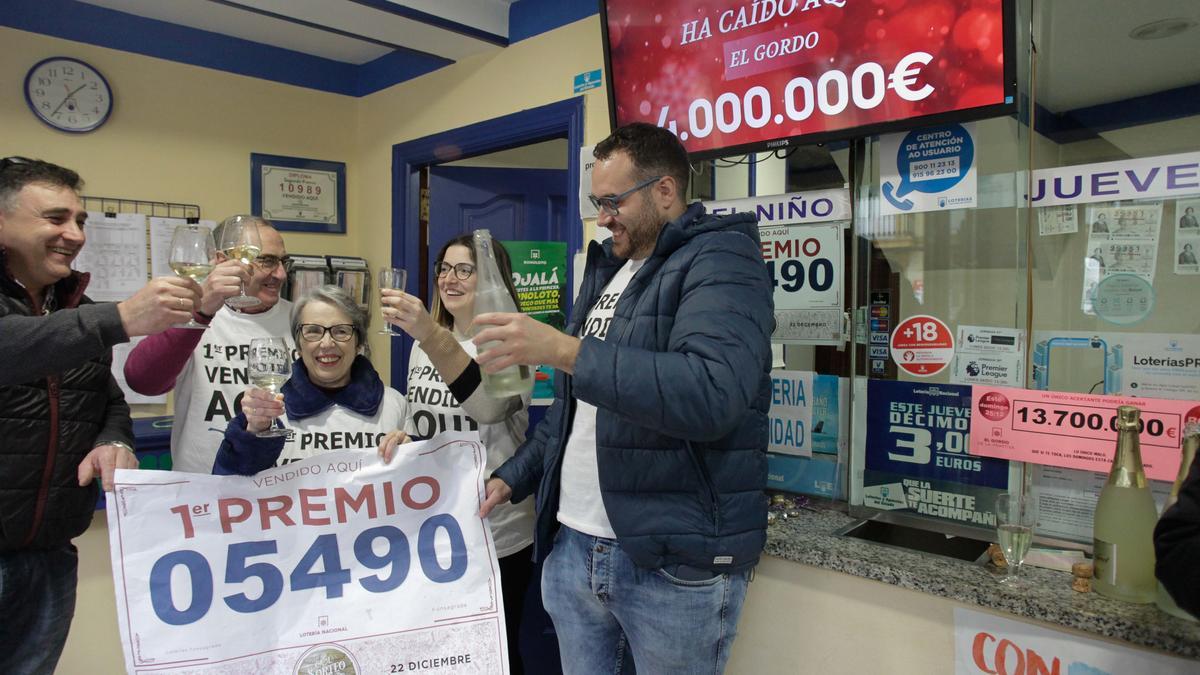 Agraciados con el Premio Gordo de la Lotería de Navidad en A Fonsagrada.