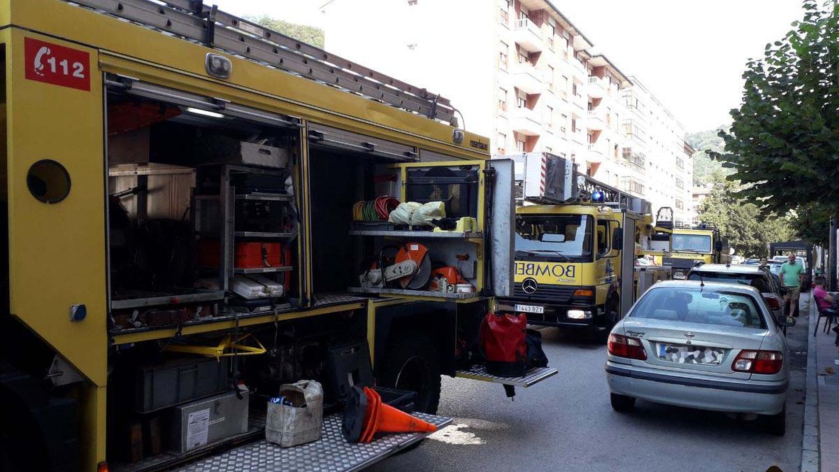 Los bomberos durante su actuación