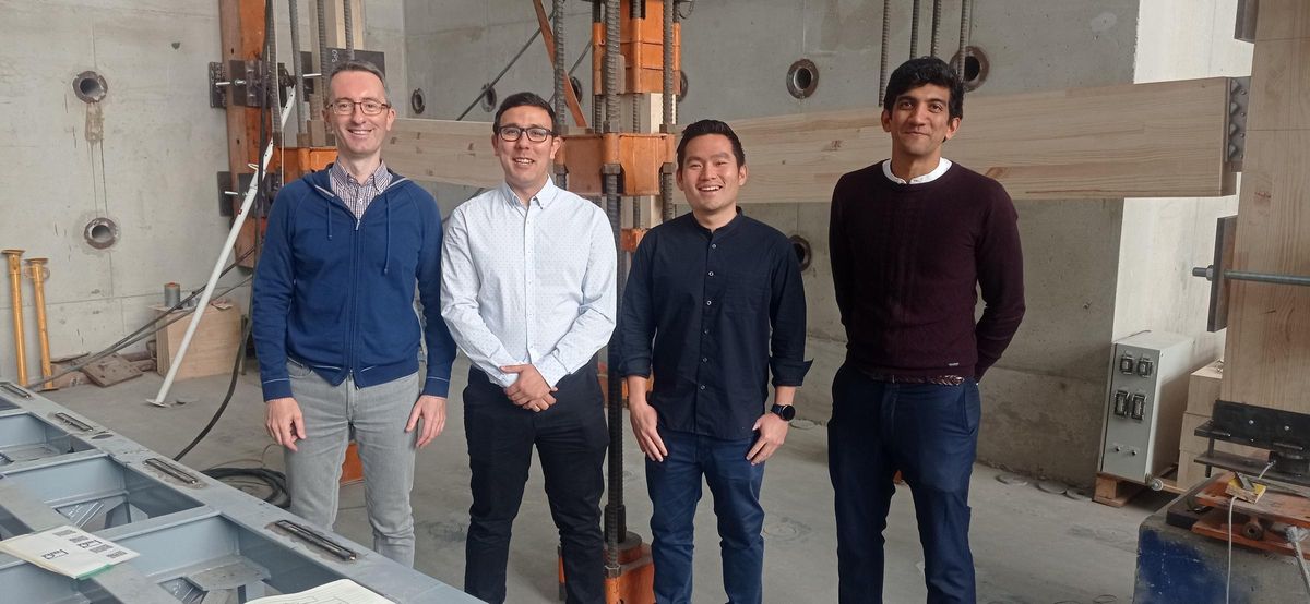 José M. Adam, coautor de la publicación, con Manuel Buitrago, Nirvan Makoond y Andri Setiawan, en el laboratorio de estructuras del Icitech de la Politècnica de València.