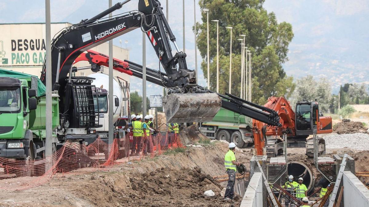 Obras de canalización de Azarbe de El Acierto, una antigua infraestructura de riego que necesitaba intervención.