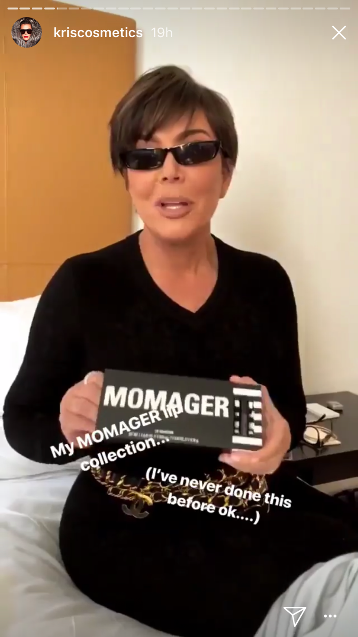 Kris Jenner con los productos de Kris Cosmetics