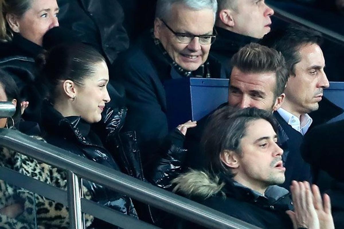 Miradas de complicidad entre Bella Hadid y David Beckham en París