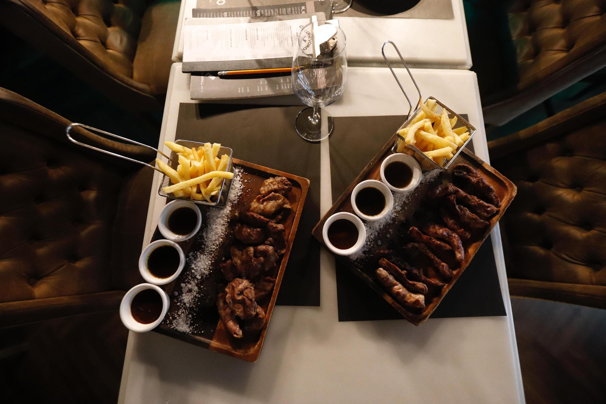 En imagenes | Carnívoro, el restaurante con los mejores huevos rotos de Zaragoza: “Nos hace especiales, más que la carne”