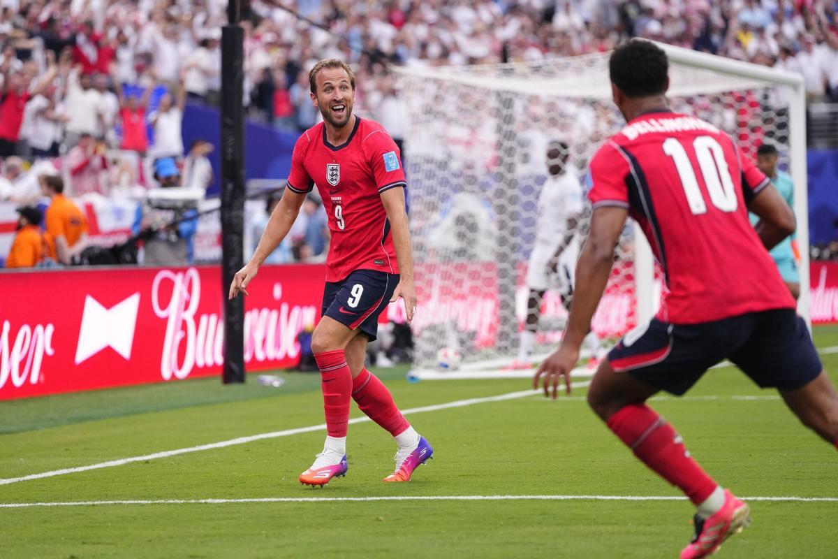 Harry Kane celebra un gol frente a Panamá mientras mira a Jude Bellingham, de espaldas.
