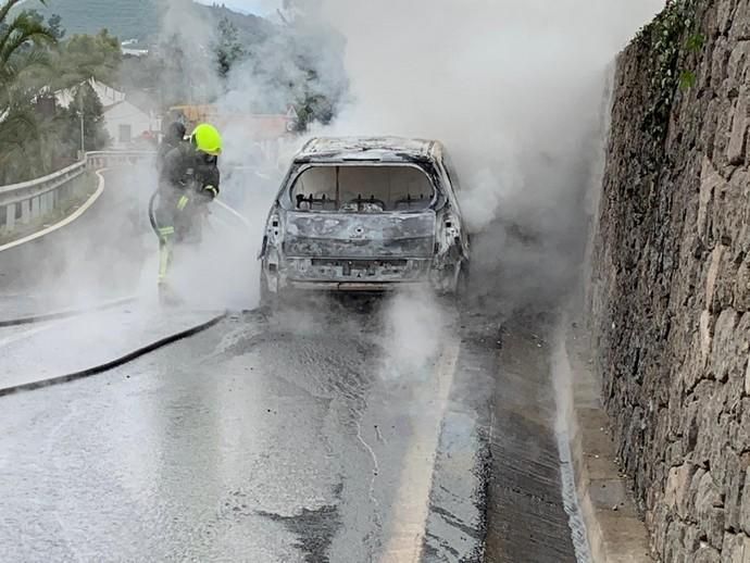 Incendio de un coche en la GC-15