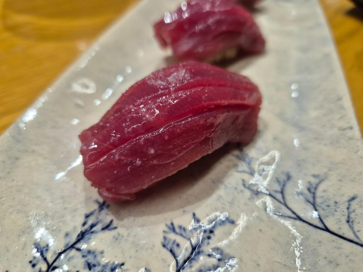 Nigiri de atún rojo elaborado en la barra del restaurante.